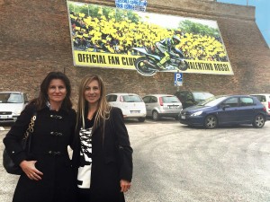 I sindaci Francesca Paolucci (Tavullia) e Mimma Spinelli (Coriano) di fronte all’effigie del Fan Club di Valentino Rossi